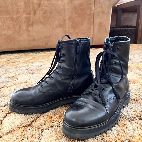 Women size 8
Black Full-Grain Leather
Barely used - in mint condition - Picture 3 of 6